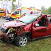 Ein Dacia ist ein Weißenhorn gegen einen Baum geprallt.