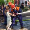 Mit einer echten Feuerwehrspritze Wasser Richtung Kindergarten zu spritzen war der Hit für die Kinder, die am Samstagnachmittag bei der Feuerwehr Ludwigsmoos schnuppern und in die neugegründete Kinderfeuerwehr eintreten durften.