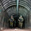 Israelische Soldaten durchsuchen einen Tunnel im nördlichen Gazastreifen.