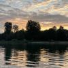 Wenn am Friedberger See die Sonne aufgeht, ziehen schon die ersten Schwimmerinnen und Schwimmer ihre Runden.