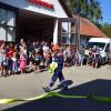 Mit einer kleinen Übung der Jugendfeuerwehr begann die Infoveranstaltung zur Kinderfeuerwehr in Ludwigsmoos, zu der zahlreiche Familien gekommen waren.