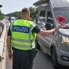 Um die Zahl der unerlaubten Einreisen stärker einzudämmen, hat Bundesinnenministerin Nancy Faeser vorübergehende Kontrollen an allen deutschen Landgrenzen angeordnet.