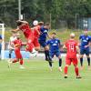 Auf dem Platz geht es bei den Bayernliga-Spielen rein ums Sportliche, wie bei der Partie zwischen Türkspor Augsburg und dem TSV Rain (in Blau). Doch abseits des Platzes wurde im Internet auf die Amateur-Partie gewettet. Das ist in Deutschland jedoch verboten. 