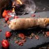 Mit Tomaten und Oregano bekommt das Stockbrot eine italienische Note.