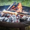 Das Stockbrot wird nicht über den Flammen, sondern über der Glut gedreht.