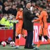 Nach dem Testspiel überrascht Oranje-Coach Louis van Gaal. Er habe einen positiven Corona-Test.