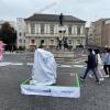 Etwas verloren steht das abgedeckte Straßenklavier am Rathausplatz in Augsburg.