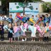 Die Rehlinger Erstklässler der 1b stellten sich zu einem Erinnerungsfoto im Atrium der Grundschule auf. Links Schulleiterin Sabine Weiß, rechts Klassenlehrerin Birgitta Tyroller und Bürgermeister Christoph Aidelsburger.