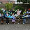 Die Klasse 1c der Grundschule Todtenweis, mit Schulleiterin Brigitte Beck (rechts), Bürgermeister Konrad Carl (Zweiter von rechts) und Lehrerin Kathrin Henle (links).