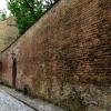 Stadtseite der langen Stadtmauer entlang des Schwedenwegs.