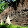 Sanierte historische Stadtmauer entlang der Thommstraße.