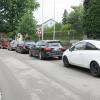 Wegen der Sperrung der Bahnhofstraße weichen viele Autofahrer auf den Jakobiweg aus. Gerade zu den Stoßzeiten ist dieser regelrecht verstopft. 