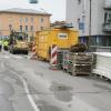 Der Autoverkehr bleibt draußen. Zu Fuß oder per Rad ist der Bahnhof aber an der Baustelle vorbei erreichbar. Wegen der Vollsperrung der Bahnhofstraße kommt es in Aichach zu erheblichen Stauungen.