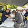 Labormobil mit großer Resonanz: Rund 50 Brunnenbesitzer reichten auf dem Marktplatz in Senden Wasserproben zur Untersuchung ein. 