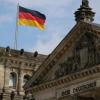 Ein Sinnbild der deutschen Demokratie: Der Bundestag in Berlin. Im Rahmen der Langen Nacht der Demokratie diskutierte in Gersthofen der Autor und Menschenrechtler Urs M. Fiechtner mit dem Publikum.