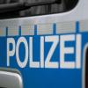 Die Polizei war bei Tussenhausen im Einsatz, weil sich ein Tieflader samt Anhänger festgefahren hatte.