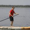 Noch etwas wackelig: Redakteur Sebastian Richly steht auf dem Mandichosee erstmals auf einem Stand-Up-Paddling-Brett.