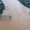 Nördlich von Hanoi stürzte am Montag eine vielbefahrene Brücke in den Roten Fluss - noch immer gibt es acht Vermisste.