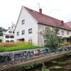 Das „Domes-Haus“ am Thannhauser Mühlbach soll abgerissen werden. Die Uferbefestigung wurde vor vielen Jahren von der Katholischen Jugend Thannhausen mit städtischen Motiven bunt gestaltet. 