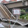 Teile der Carolabrücke über der Elbe sind eingestürzt.