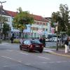 Die Kreuzung der Münchner Straße, Ludwigstraße und Herrgottsruhstraße gilt als kritische Stelle. Hier sind viele Busse und Lastkraftwagen unterwegs, deren Fahrer die Kinder schneller übersehen als der Autofahrer auf dem Bild.