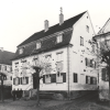 Das Wohnhaus der jüdischen Familie Höchstädter im Jahr 1936 (von links an der Eingangstreppe: Hugo Höchstädter, dessen Mutter Cilli Höchstädter und Hugos Großmutter Karoline Höchstädter)