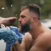 Ex-Footballer Jason Kelce kümmert sich in einer TV-Werbung um streifenfreie Sauberkeit.