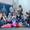 Acht Kinder besuchen in diesem Schuljahr die Klasse 1a der Elisabethschule in Aichach. Begleitet wurde ihr erster Schultag von links von Anja Sauerlacher (sitzend), Gisela Kauder, Schulleiter Klaus Steinhardt, Monika Schallmair und Patricia Maier (sitzend).