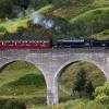 Vielleicht winkt gleich Harry Potter? Der Touristenzug Jacobite Steam Train fährt über das Glennfinnan-Viadukt, das Harry-Potter-Fans aus den Filmen kennen.