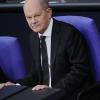 Friedrich Merz (CDU), CDU-Bundesvorsitzender und Unionsfraktionsvorsitzender, spricht neben Bundeskanzler Olaf Scholz (links, SPD) im Bundestag in der Generaldebatte zum Etat des Bundeskanzlers und des Bundeskanzleramts. 