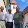 Zur großen Freude von Pater Michael (Mitte) engagieren sich Karl Dolp (links) und Richard Thalhofer (rechts) seit vielen Jahrzehnten ehrenamtlich für die Kirche in Markt Wald.