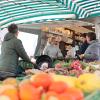 Eine große Auswahl an farbenfrohem Obst und Gemüse lockt die Besucherinnen und Besucher am Donnerstagmorgen nach Aindling.