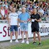 Beim Heimspiel gegen des TSV 1860 München II hat Dieter Geng (Mitte) die CD mit der Hymne an Abteilungsleiter Andreas Langer (links) und seinen Stellvertreter Markus Klaus offiziell übergeben.