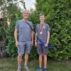 Johannes Zink (rechts) mit seinem Trainer Heinz Volk nach dem Triumph des 14-Jährigen aus Bissingen bei den deutschen Meisterschaften der Bogenschützen.