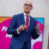 Telekom-Chef Tim Höttges spricht auf der Hauptversammlung seiner Firma in Bonn.