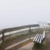 Der Ausblick ist wegen des Nebels aktuell nicht sonderlich beeindruckend, ein wenig Schnee ist jedoch zu sehen.