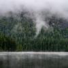 Tief hängen die Wolken über dem Arbersee.