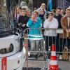 Zu unruhig angefahren: Wasser schwappt über den Rand eines an der Straßenbahn befestigten Behälters.