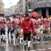 
Die Teilnehmerinnen und Teilnehmer des Festumzugs der Feuerwehr trotzen zum Jubiläum dem Regen.