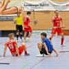 Die Red Hocks Kaufering (rote Trikots) werden im ersten Heimspiel der Floorball-Bundesliga auf den Boden der Tatsachen geholt. 