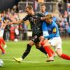 Bayerns Harry Kane (l-r) behauptet den Ball gegen Kiels Finn Porath.