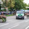 Betonkübel mit bunten Blumen sollen unter anderem Attacken mit Lastwagen verhindern. (Archivfoto)