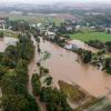 Ein mit einer Drohne aufgenommenes Luftbild zeigt eine überschwemmte Straße nach starkem Regen im Südwesten Polens.