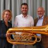 Verwaltungsmäßig neu aufgestellt wird die Musikschule Kötz-Bubesheim.
Bürgermeisterin Sabine Ertle, Musikschulleiter Benedict Waldmann mit seiner Tuba und Bürgermeister Gerhard Sobczyk (von links) sind begeistert.