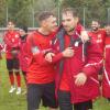 Nass, aber glücklich: Beim 1:0-Sieg in Pfaffenhofen war Moritz Wagner (rechts) der Schütze des goldenen Tores. Hier gratuliert ihm Florian Kronthaler.