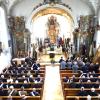 In der voll besetzten Pfarr-und Wallfahrtskirche Gottmannshofen. zelebrierte Stadtpfarrer Rupert Ostermayer den Gottesdienst, umrahmt von den zahlreichen Fahnen der teilnehmenden Vereine. 