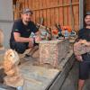 Daniel Häutle und Thomas Landthaler (rechts) fabrizieren in ihrer Freizeit auf dem Areal des Häutle-Hofs in Jedesheim Skulpturen und anderes Kunsthandwerk aus Holz und Metall.