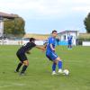 Spielertrainer Robin Helmschrott (am Ball) und der SSV Alsmoos-Petersdorf setzten sich knapp gegen Rennertshofen durch. 