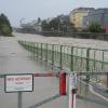 Blick auf den Hochwasser führenden Wienfluss, ein Nebenfluss der Donau, der normalerweise ein kleines Rinnsal in der österreichischen Hauptstadt ist. 