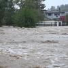 Ein Bild aus Niederösterreich: Die sonst kleine Traisen hat sich zu einem reißenden Fluss entwickelt.